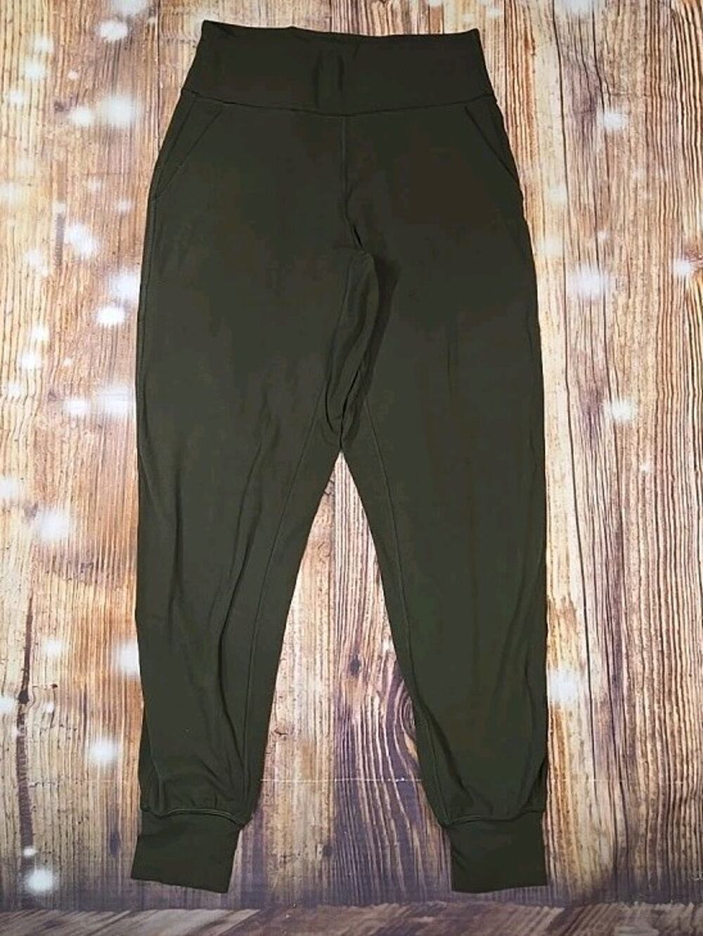 Lululemon women's green align joggers with side pockets in size 6